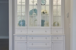 White cabinet with crown molding in Wyckoff, NJ